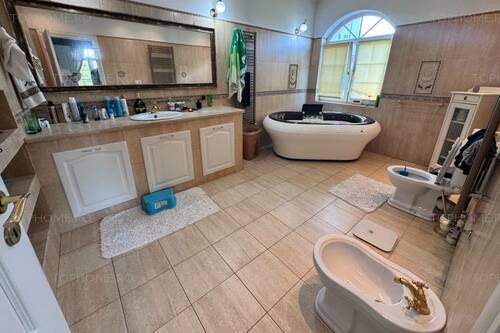 Casa Deosebita Sector 4 P+1+M. 6 Cam.Util 418mp. Teren 1638m