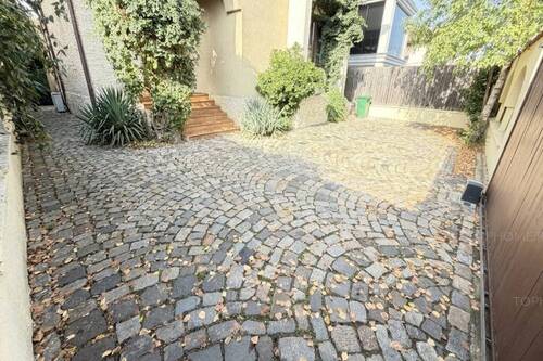 Casa Individuala Cu O Arhitectura Deosebita Zona Buna