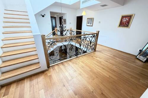 Casa Individuala Cu O Arhitectura Deosebita Zona Buna