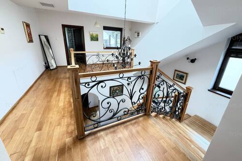 Casa Individuala Cu O Arhitectura Deosebita Zona Buna