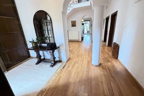 Casa Individuala Cu O Arhitectura Deosebita Zona Buna