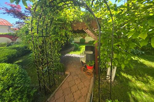 Casa Individuala Cu Piscina. P+1+M. Zona Foarte Buna