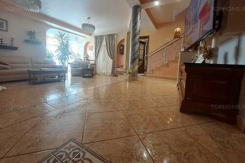 Casa Individuala Cu Piscina. P+1+M. Zona Foarte Buna