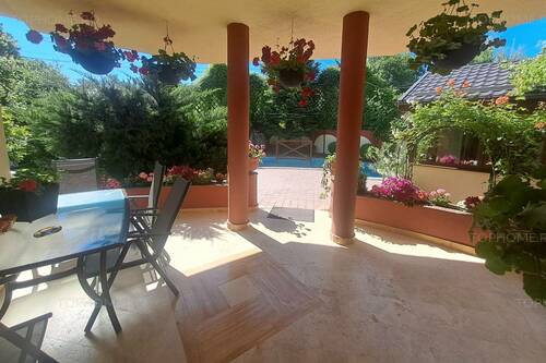 Casa Individuala Cu Piscina. P+1+M. Zona Foarte Buna
