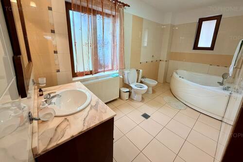 Casa Individuala In Zona Exclusivista. 5 Cam. Teren 500 Mp