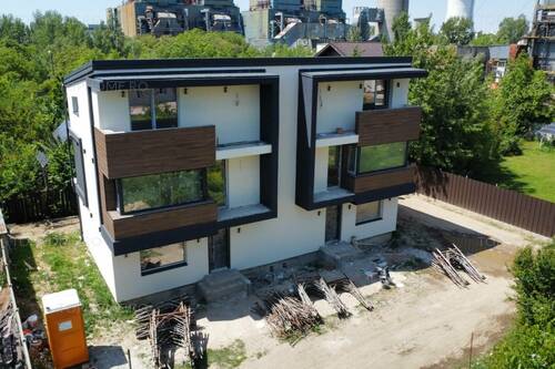 Casa Moderna Sector 4 P+1+M. 4 Cam.Util 133mp. Terem 180mp