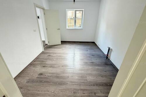 Casa P+1 La 1 Km Fata De Metrou Aparatorii Patriei. 3 Cam.