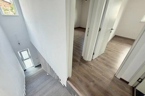 Casa P+1 La 1 Km Fata De Metrou Aparatorii Patriei. 3 Cam.